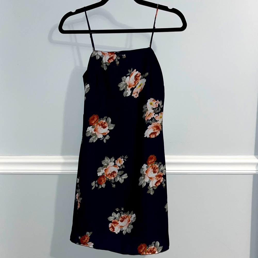 Navy blue flower pattern Francesca’s mini dress💙